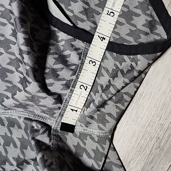 Lululemon Tracker shorts size 4 - Picture 5 of 8